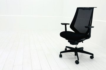 コクヨ デュオラチェア 中古 2017年製 KOKUYO Duora クッション 可動肘 中古オフィス家具 ブラックの画像
