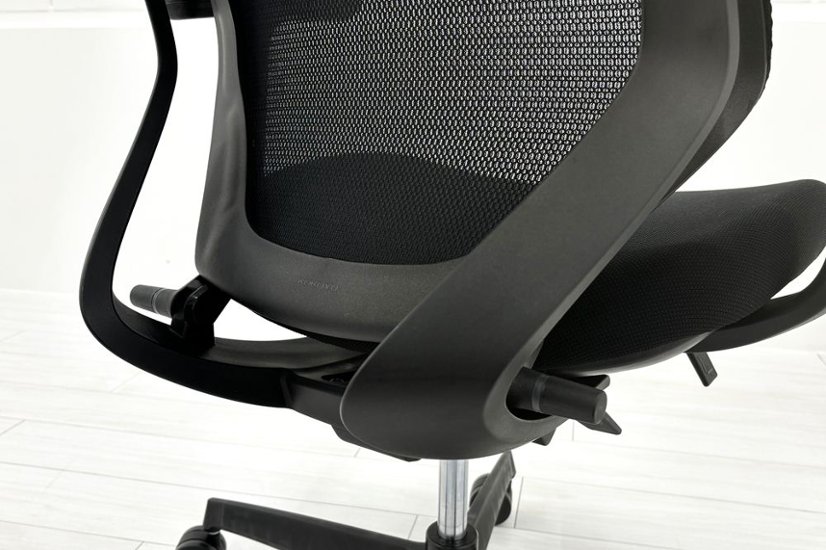 コクヨ デュオラチェア 中古 2017年製 KOKUYO Duora クッション 可動肘 中古オフィス家具 ブラック画像