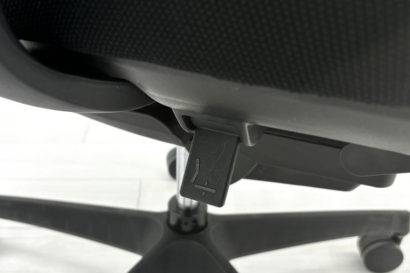 コクヨ デュオラチェア 中古 2017年製 KOKUYO Duora クッション 可動肘 中古オフィス家具 ブラック画像