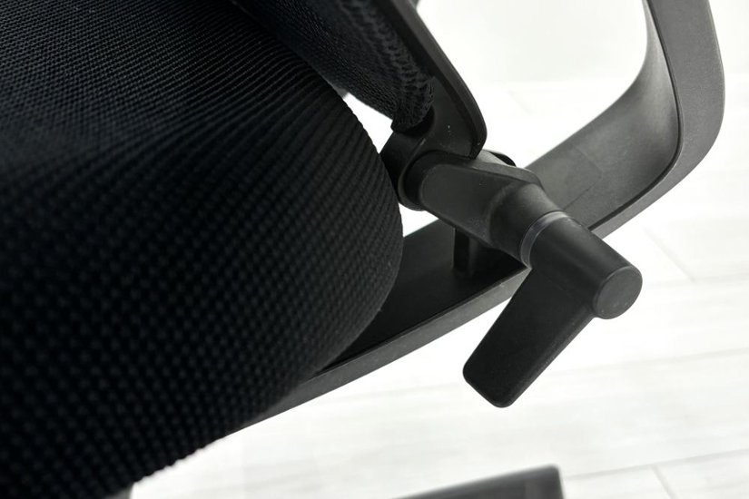 コクヨ デュオラチェア 中古 2017年製 KOKUYO Duora クッション 可動肘 中古オフィス家具 ブラック画像