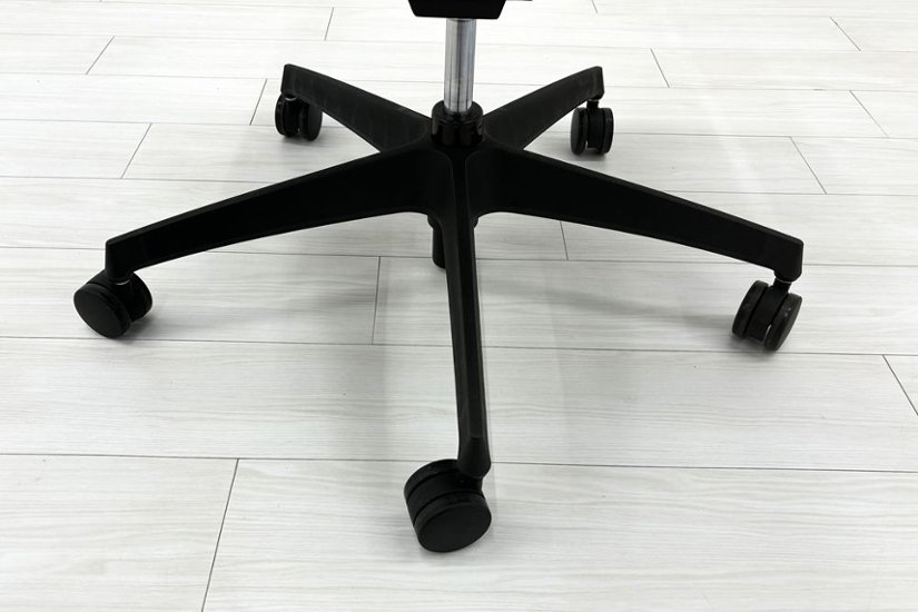 コクヨ デュオラチェア 中古 2017年製 KOKUYO Duora クッション 可動肘 中古オフィス家具 ブラック画像