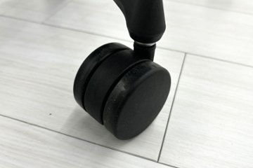 コクヨ デュオラチェア 中古 2017年製 KOKUYO Duora クッション 可動肘 中古オフィス家具 ブラック画像