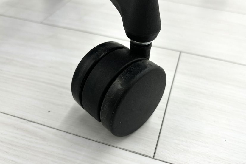 コクヨ デュオラチェア 中古 2017年製 KOKUYO Duora クッション 可動肘 中古オフィス家具 ブラック画像