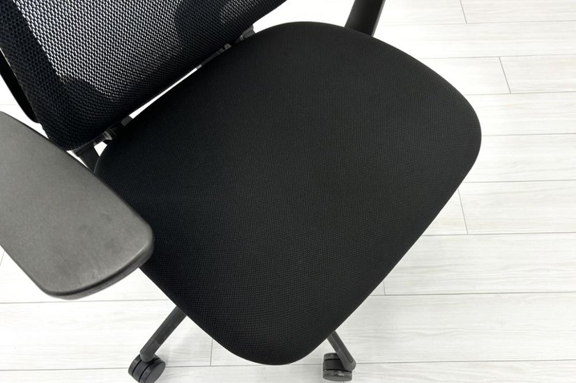 コクヨ デュオラチェア 中古 2017年製 KOKUYO Duora クッション 可動肘 中古オフィス家具 ブラック画像