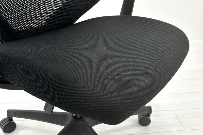 コクヨ デュオラチェア 中古 2017年製 KOKUYO Duora クッション 可動肘 中古オフィス家具 ブラック画像