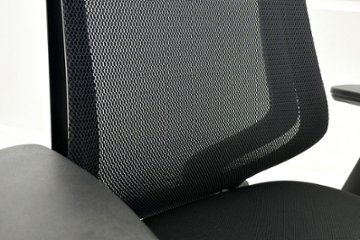 コクヨ デュオラチェア 中古 2017年製 KOKUYO Duora クッション 可動肘 中古オフィス家具 ブラック画像