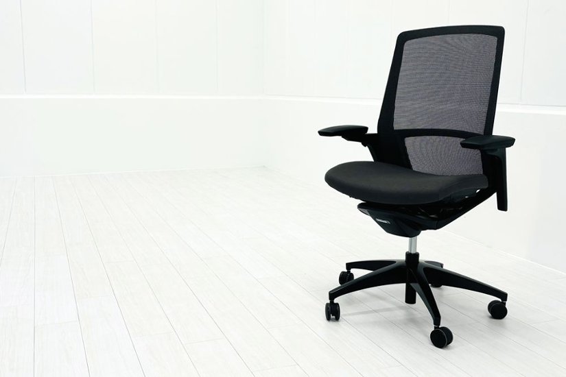 【難あり】オカムラ フィノラチェア 中古 2025年製 Finora メッシュ 中古オフィス家具 可動肘 C787MR F1H2 ミディアムグレー画像