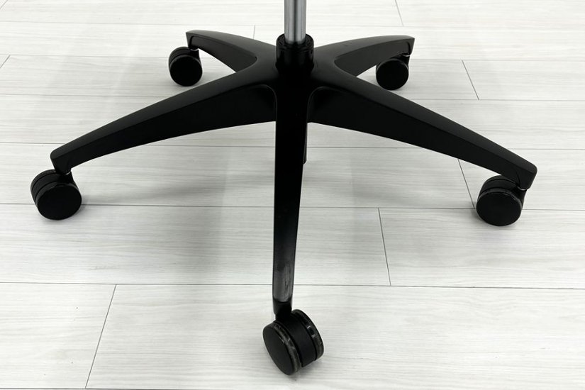 【難あり】オカムラ フィノラチェア 中古 2025年製 Finora メッシュ 中古オフィス家具 可動肘 C787MR F1H2 ミディアムグレー画像