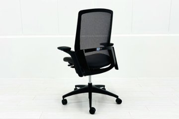 【難あり】オカムラ フィノラチェア 中古 2025年製 Finora メッシュ 中古オフィス家具 可動肘 C787MR F1H2 ミディアムグレー画像