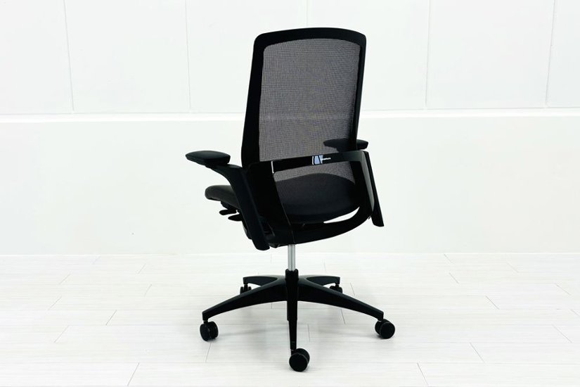 【難あり】オカムラ フィノラチェア 中古 2025年製 Finora メッシュ 中古オフィス家具 可動肘 C787MR F1H2 ミディアムグレー画像
