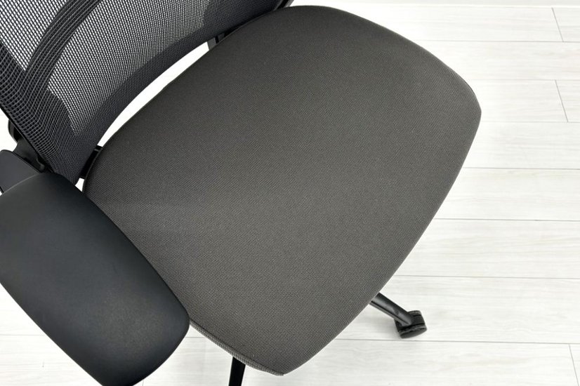 【難あり】オカムラ フィノラチェア 中古 2025年製 Finora メッシュ 中古オフィス家具 可動肘 C787MR F1H2 ミディアムグレー画像