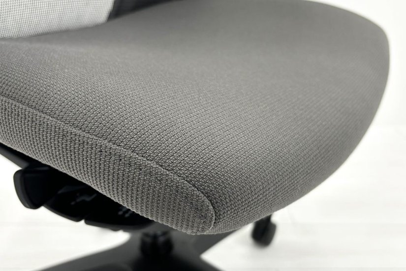 【難あり】オカムラ フィノラチェア 中古 2025年製 Finora メッシュ 中古オフィス家具 可動肘 C787MR F1H2 ミディアムグレー画像