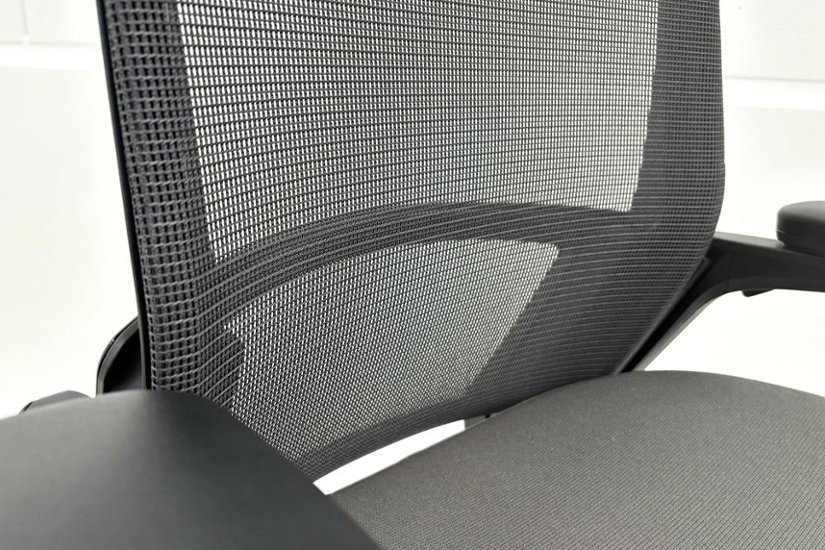 【難あり】オカムラ フィノラチェア 中古 2025年製 Finora メッシュ 中古オフィス家具 可動肘 C787MR F1H2 ミディアムグレー画像