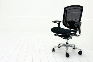 【ポリッシュ脚ピカピカ磨き有！】肘パッド新品交換 コンテッサチェア 中古 オカムラ Contessa 可動肘 中古オフィス家具 ブラック の画像