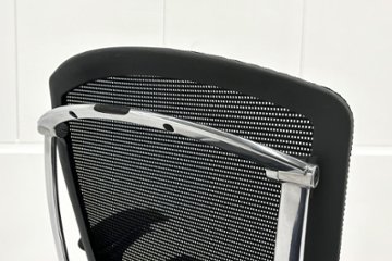 【ポリッシュ脚ピカピカ磨き有！】肘パッド新品交換 コンテッサチェア 中古 オカムラ Contessa 可動肘 中古オフィス家具 ブラック 画像