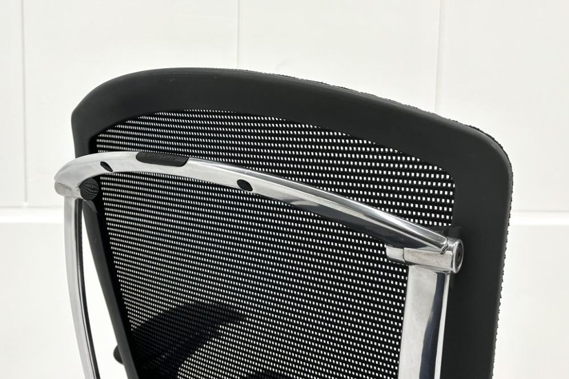 【ポリッシュ脚ピカピカ磨き有！】肘パッド新品交換 コンテッサチェア 中古 オカムラ Contessa 可動肘 中古オフィス家具 ブラック 画像