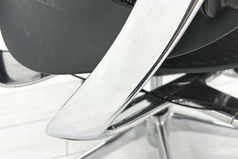 【ポリッシュ脚ピカピカ磨き有！】肘パッド新品交換 コンテッサチェア 中古 オカムラ Contessa 可動肘 中古オフィス家具 ブラック 画像