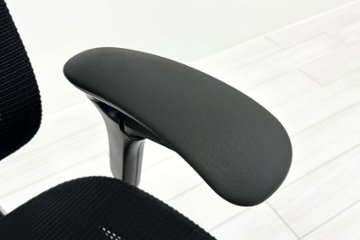 【ポリッシュ脚ピカピカ磨き有！】肘パッド新品交換 コンテッサチェア 中古 オカムラ Contessa 可動肘 中古オフィス家具 ブラック 画像