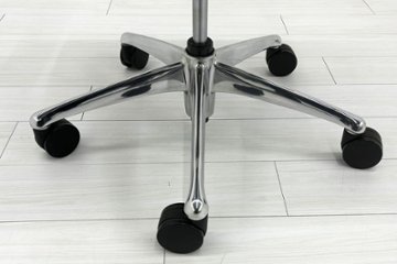 【ポリッシュ脚ピカピカ磨き有！】肘パッド新品交換 コンテッサチェア 中古 オカムラ Contessa 可動肘 中古オフィス家具 ブラック 画像