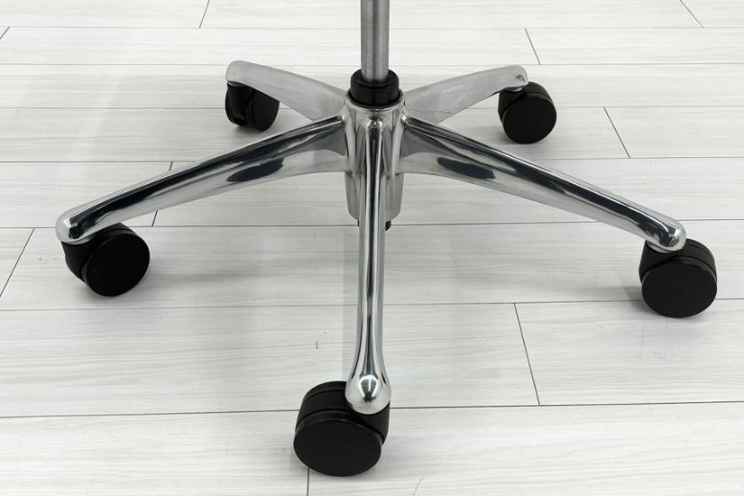 【ポリッシュ脚ピカピカ磨き有！】肘パッド新品交換 コンテッサチェア 中古 オカムラ Contessa 可動肘 中古オフィス家具 ブラック 画像