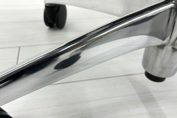 【ポリッシュ脚ピカピカ磨き有！】肘パッド新品交換 コンテッサチェア 中古 オカムラ Contessa 可動肘 中古オフィス家具 ブラック 画像