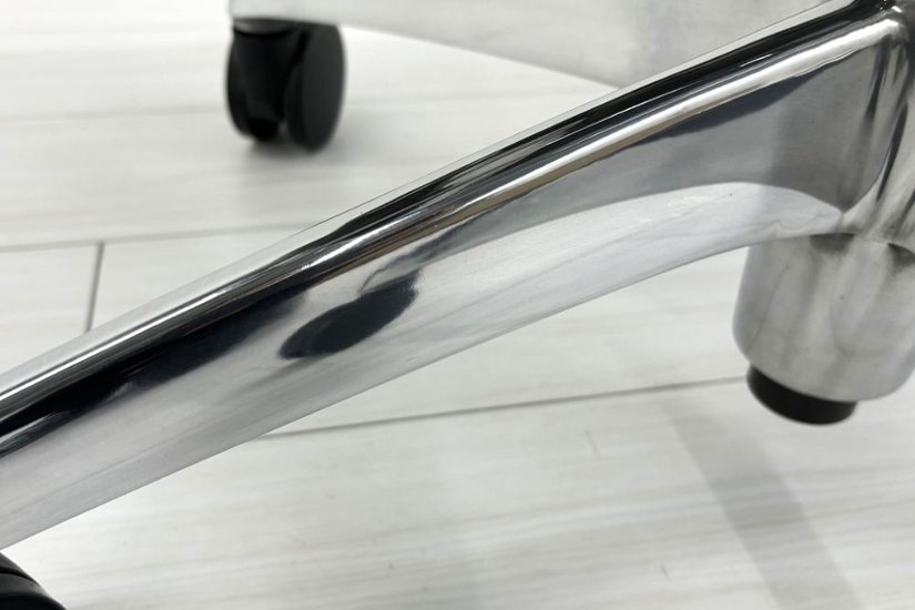 【ポリッシュ脚ピカピカ磨き有！】肘パッド新品交換 コンテッサチェア 中古 オカムラ Contessa 可動肘 中古オフィス家具 ブラック 画像