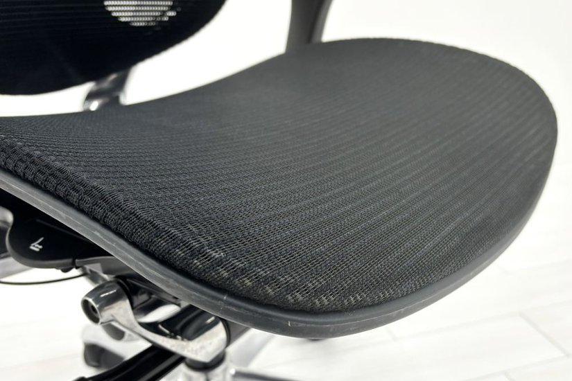 【ポリッシュ脚ピカピカ磨き有！】肘パッド新品交換 コンテッサチェア 中古 オカムラ Contessa 可動肘 中古オフィス家具 ブラック 画像