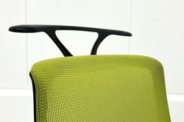 【ポリッシュ脚ピカピカ磨き有！】オカムラ ゼファーチェア 中古 中古オフィス家具 Zephyr 座クッション 背メッシュ 可動肘 グリーン画像