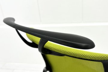 【ポリッシュ脚ピカピカ磨き有！】オカムラ ゼファーチェア 中古 中古オフィス家具 Zephyr 座クッション 背メッシュ 可動肘 グリーン画像