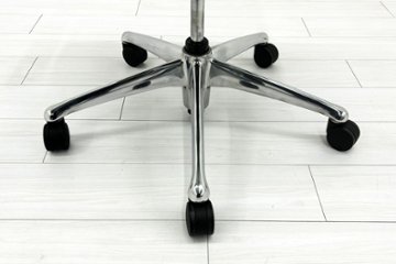 【ポリッシュ脚ピカピカ磨き有！】オカムラ ゼファーチェア 中古 中古オフィス家具 Zephyr 座クッション 背メッシュ 可動肘 グリーン画像