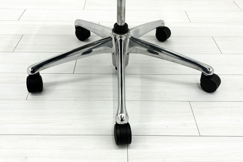 【ポリッシュ脚ピカピカ磨き有！】オカムラ ゼファーチェア 中古 中古オフィス家具 Zephyr 座クッション 背メッシュ 可動肘 グリーン画像