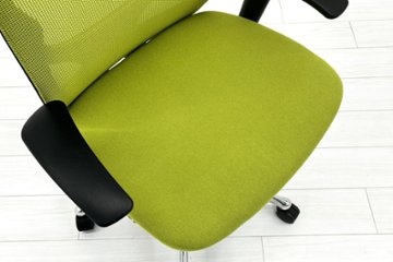 【ポリッシュ脚ピカピカ磨き有！】オカムラ ゼファーチェア 中古 中古オフィス家具 Zephyr 座クッション 背メッシュ 可動肘 グリーン画像