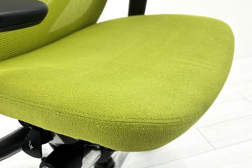 【ポリッシュ脚ピカピカ磨き有！】オカムラ ゼファーチェア 中古 中古オフィス家具 Zephyr 座クッション 背メッシュ 可動肘 グリーン画像