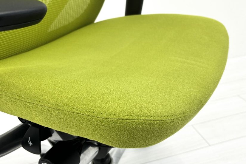 【ポリッシュ脚ピカピカ磨き有！】オカムラ ゼファーチェア 中古 中古オフィス家具 Zephyr 座クッション 背メッシュ 可動肘 グリーン画像