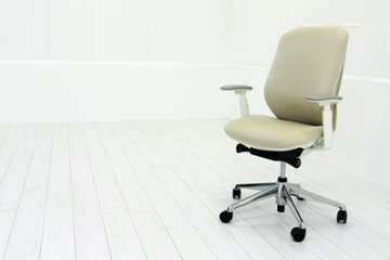 【ポリッシュ脚ピカピカ磨き有！】オカムラ シルフィーチェア 中古 2021年製 ハイバック 可動肘 OKAMURA Sylphy クッション 中古オフィス家具 ベージュの画像
