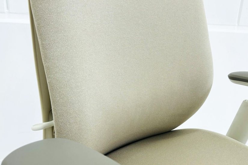 【ポリッシュ脚ピカピカ磨き有！】オカムラ シルフィーチェア 中古 2021年製 ハイバック 可動肘 OKAMURA Sylphy クッション 中古オフィス家具 ベージュ画像