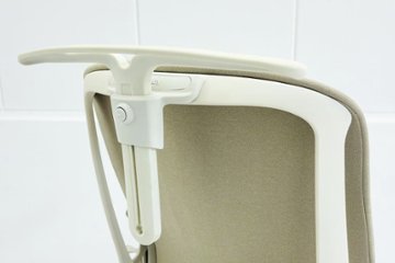 【ポリッシュ脚ピカピカ磨き有！】オカムラ シルフィーチェア 中古 2021年製 ハイバック 可動肘 OKAMURA Sylphy クッション 中古オフィス家具 ベージュ画像