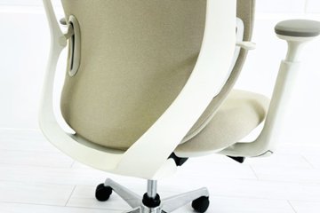 【ポリッシュ脚ピカピカ磨き有！】オカムラ シルフィーチェア 中古 2021年製 ハイバック 可動肘 OKAMURA Sylphy クッション 中古オフィス家具 ベージュ画像