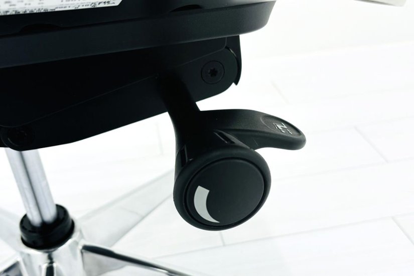 【ポリッシュ脚ピカピカ磨き有！】オカムラ シルフィーチェア 中古 2021年製 ハイバック 可動肘 OKAMURA Sylphy クッション 中古オフィス家具 ベージュ画像