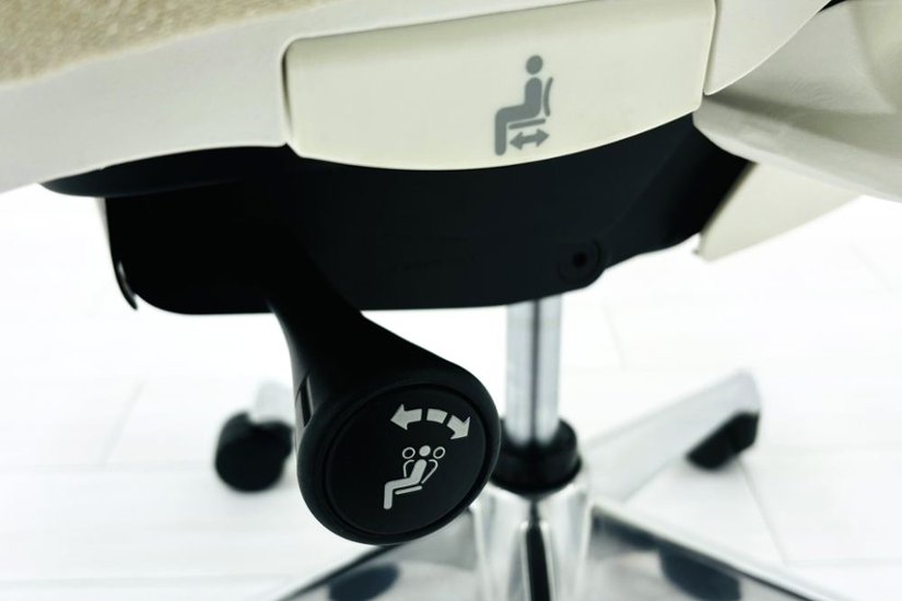 【ポリッシュ脚ピカピカ磨き有！】オカムラ シルフィーチェア 中古 2021年製 ハイバック 可動肘 OKAMURA Sylphy クッション 中古オフィス家具 ベージュ画像