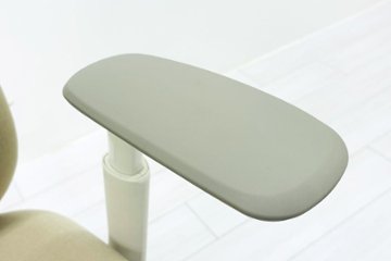 【ポリッシュ脚ピカピカ磨き有！】オカムラ シルフィーチェア 中古 2021年製 ハイバック 可動肘 OKAMURA Sylphy クッション 中古オフィス家具 ベージュ画像