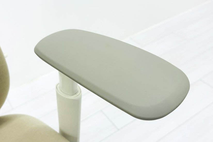 【ポリッシュ脚ピカピカ磨き有！】オカムラ シルフィーチェア 中古 2021年製 ハイバック 可動肘 OKAMURA Sylphy クッション 中古オフィス家具 ベージュ画像