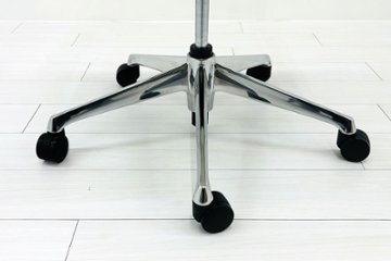 【ポリッシュ脚ピカピカ磨き有！】オカムラ シルフィーチェア 中古 2021年製 ハイバック 可動肘 OKAMURA Sylphy クッション 中古オフィス家具 ベージュ画像