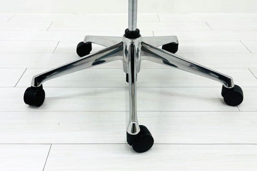 【ポリッシュ脚ピカピカ磨き有！】オカムラ シルフィーチェア 中古 2021年製 ハイバック 可動肘 OKAMURA Sylphy クッション 中古オフィス家具 ベージュ画像