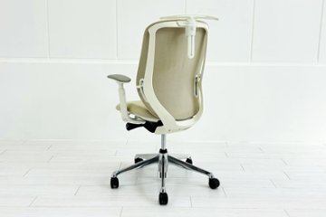 【ポリッシュ脚ピカピカ磨き有！】オカムラ シルフィーチェア 中古 2021年製 ハイバック 可動肘 OKAMURA Sylphy クッション 中古オフィス家具 ベージュ画像