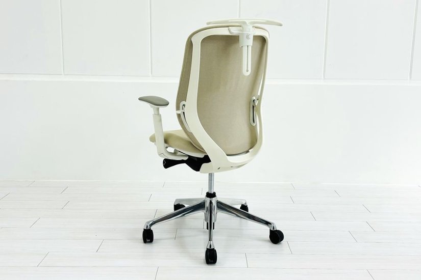 【ポリッシュ脚ピカピカ磨き有！】オカムラ シルフィーチェア 中古 2021年製 ハイバック 可動肘 OKAMURA Sylphy クッション 中古オフィス家具 ベージュ画像