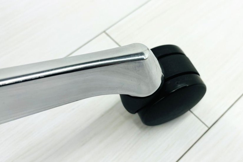 【ポリッシュ脚ピカピカ磨き有！】オカムラ シルフィーチェア 中古 2021年製 ハイバック 可動肘 OKAMURA Sylphy クッション 中古オフィス家具 ベージュ画像