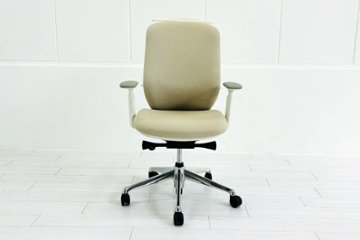 【ポリッシュ脚ピカピカ磨き有！】オカムラ シルフィーチェア 中古 2021年製 ハイバック 可動肘 OKAMURA Sylphy クッション 中古オフィス家具 ベージュ画像