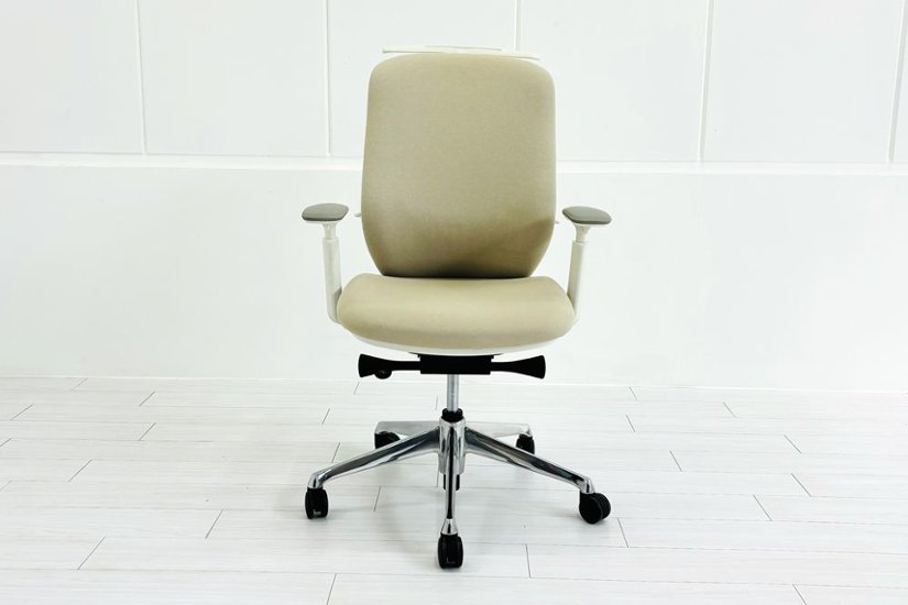 【ポリッシュ脚ピカピカ磨き有！】オカムラ シルフィーチェア 中古 2021年製 ハイバック 可動肘 OKAMURA Sylphy クッション 中古オフィス家具 ベージュ画像