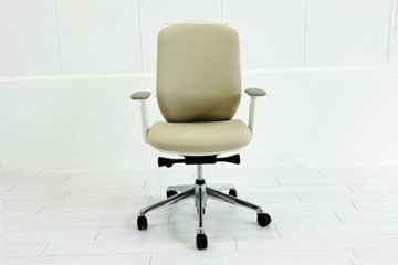 【ポリッシュ脚ピカピカ磨き有！】オカムラ シルフィーチェア 中古 2021年製 ハイバック 可動肘 OKAMURA Sylphy クッション 中古オフィス家具 ベージュ画像